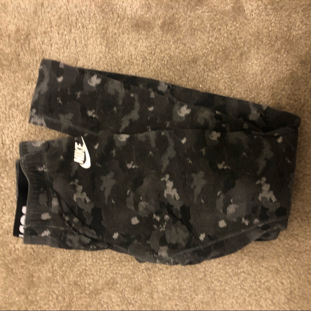 Nike camo exercise pant